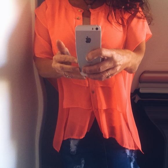 Loose flowing elegant Peach blouse. SZ medium. - Picture 2 of 4